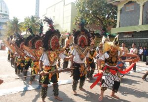 Karnaval Budaya (Topeng Ireng) oleh kontingen PMDG Kampus 6.