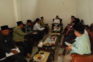 Kiai Hasan berbicara Anggota Badan Wakaf PM Nurussalam Belitang.