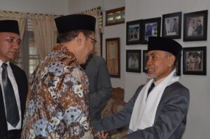 K.H. Hasan Abdullah Sahal berjabat tangan dengan Menag, Drs. H. Lukman Hakim Saifudin.
