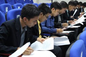 Mahasiswa Unida Gontor sedang fokus mengerjakan soal materi KKN