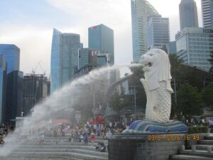 Merlion Park salah satu objek utama wisatawan asing di Marina San Bay, Singapura.