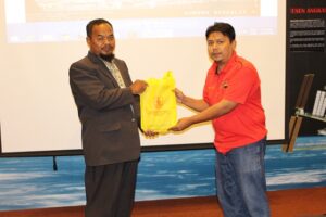 Selaku Pembimbing SPL, Al-Ustadz Imam Iskarom, Lc. menerima Cinderamata dari Kepala Balai Cerap Teluk Kemang (Kantor Pusat Hilal) Malaysia.