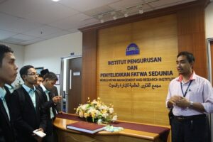Mahasiswa Unida Gontor saat kunjungan ke Institut Pengurusan Dan Penyelidikan Fatwa Sedunia di Bandar Baru Nilai, Malaysia.