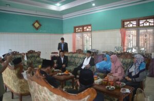 Rombongan Gontor saat disambut oleh Pimpinan PP. Darul Amanah di rumah kediaman.