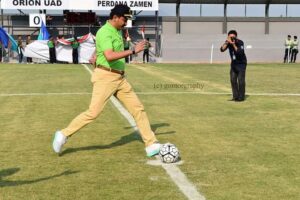 Gelora semangat Pak Bupati saat menendang bola kick off pertandingan.