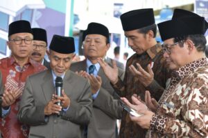 Kyai Hasan memimpin doa bersama usai Peletakan Batu Pertama Menara Baru Masjid Jami' Gontor oleh Presiden RI