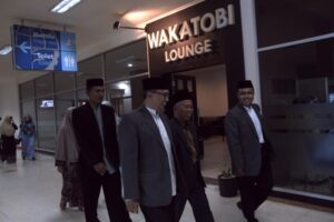 Kedatangan Kiai Syamsul di Bandara Haluoleo Disambut Hangat oleh Beberapa Dewan Guru