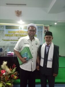K.H. Hasan Abdullah Sahal bersama Ali Mochtar Ngabalin (Ketua Badan Koordinasi Muballigh Indonesia) usai rapat