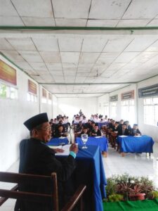 Al-Ustadz H. Syarif Abadi sangat antusias menceritakan Peristiwa Sembilan Belas Maret di depan seluruh santri dan guru PMDG Kampus 10, Aceh.
