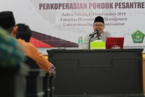 Al-Ustadz Drs. H. Y. Suyoto Arief, M.S.I. saat menyampaikan materi tentang pelayanan prima anggota kopontren pada kegiatan Diklat Teknis Substantif Perkoperasian Pondok Pesantren di Hall Hotel Unida Inn, Universitas Darussalam Gontor.