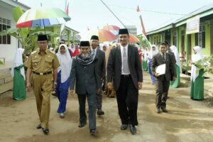Para santriwati menyambut kedatangan KH. Hasan Abdullah Sahal dan Bapak Bupati Inhil