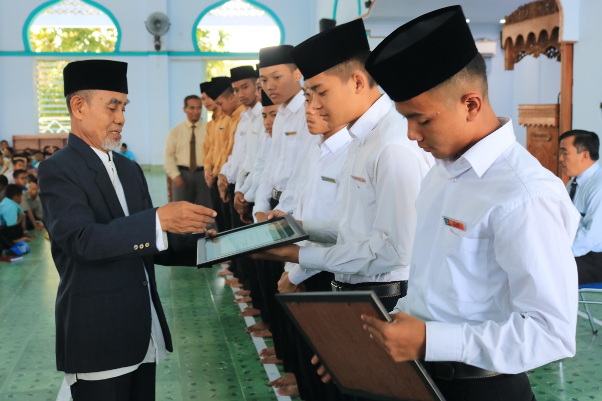 Kiai Hasan Memberikan Penghargaan Kepada Santri Berprestasi di Bidang Akademik