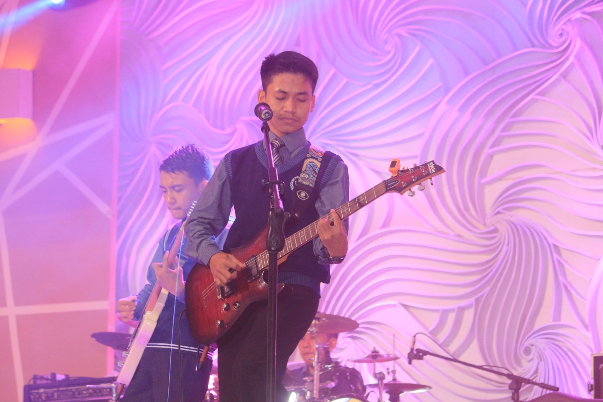 Seorang guru KMI sedang menunjukkan kebolehannya bermusik di TMF 2020
