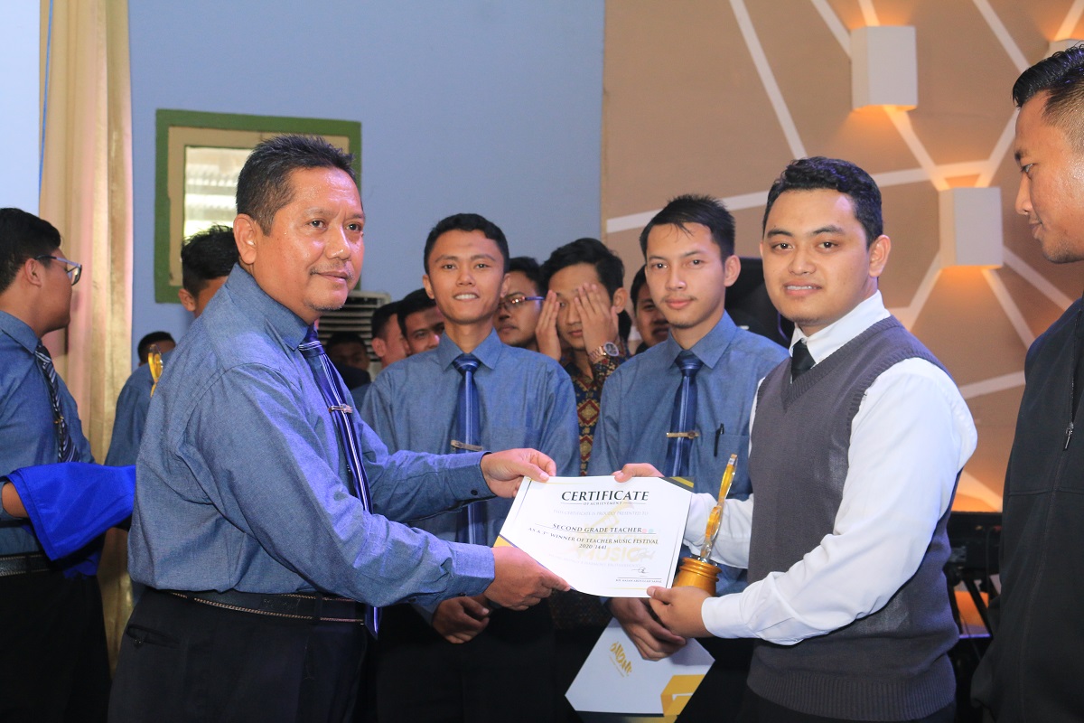 Pembagian hadiah kepada para pemenang TMF 2020