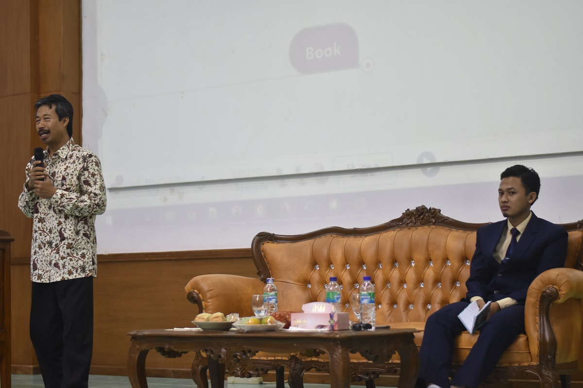 Al-Ustadz Faizuddin Harliansyah, M.IM. memberikan materi "Online Research Skills"