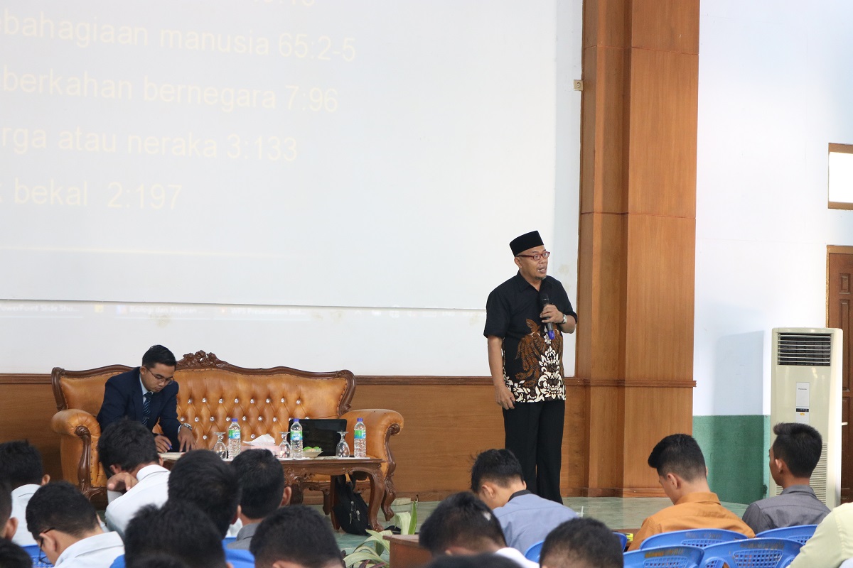 Dr. Drh. Hasim Danuri, DEA. memberikan materi "Integrasi Biologi dan Al Quran"