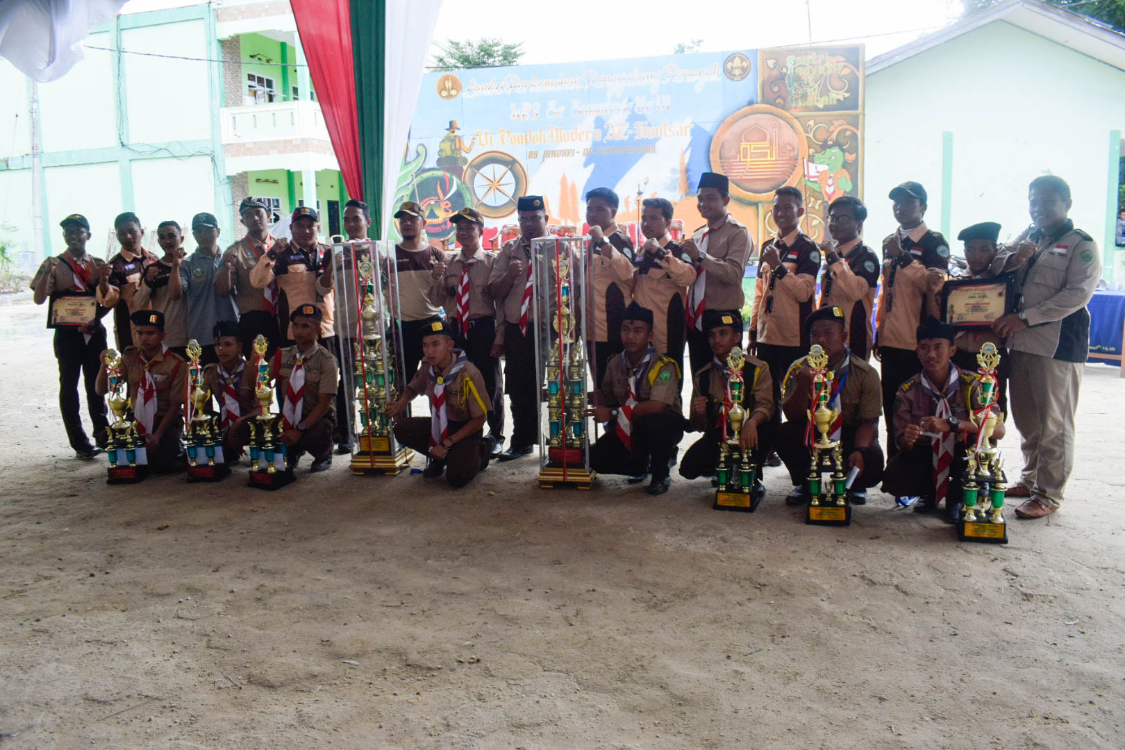 Kontingen Gontor 14 bersama sejumlah piala yang mereka dapat
