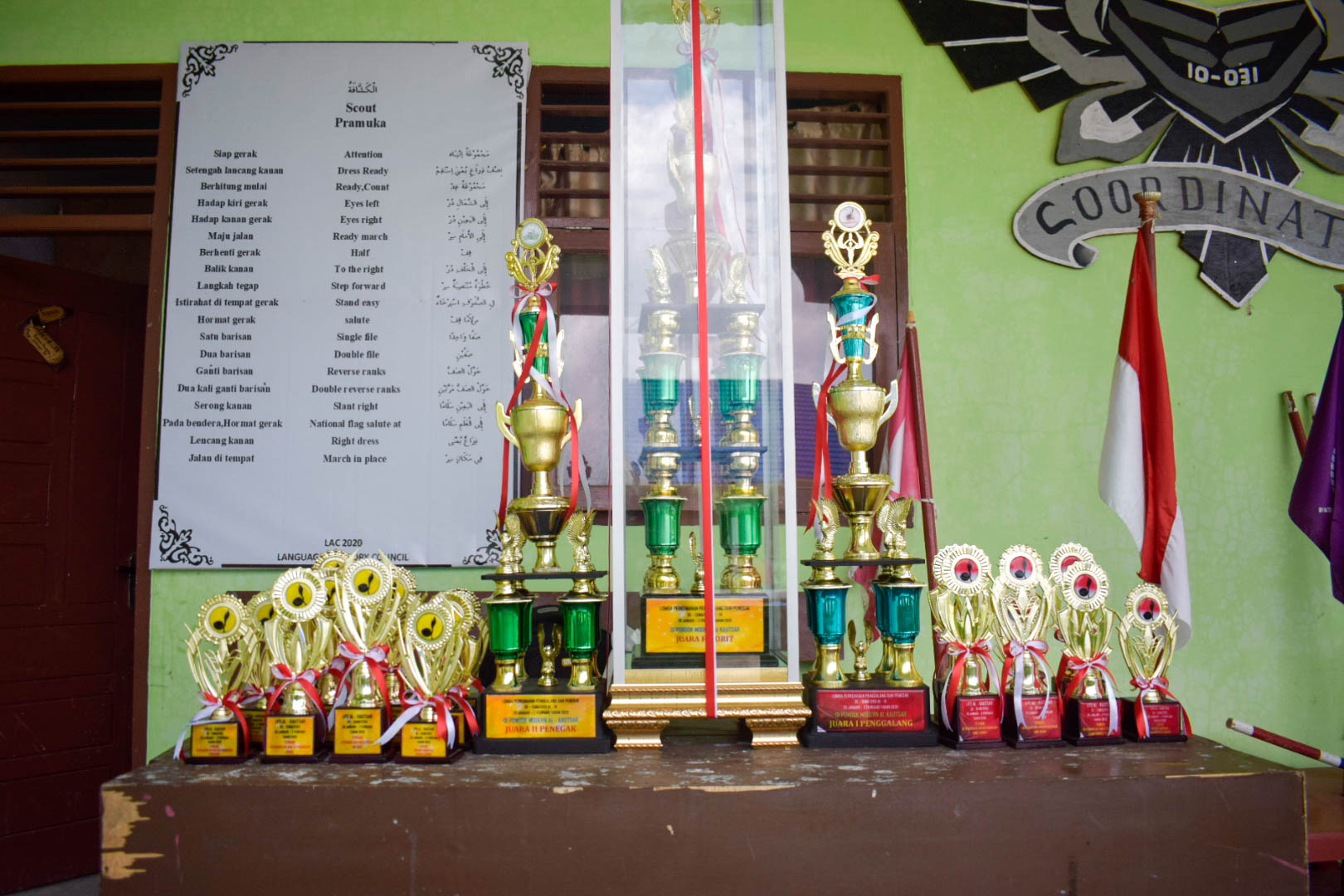 Jajaran piala penghargaan yang diraih oleh Gontor Kampus 14